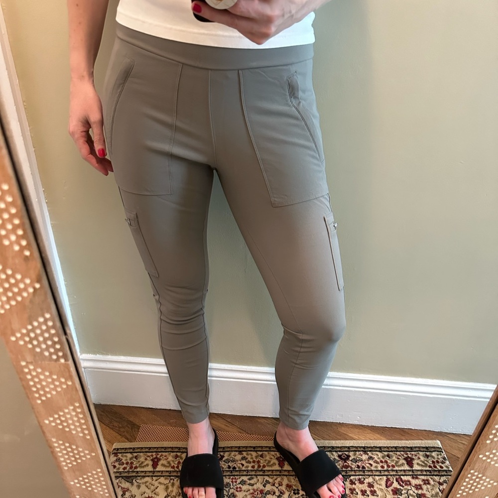 Athleta Headlands hybrid cargo pants, size 4